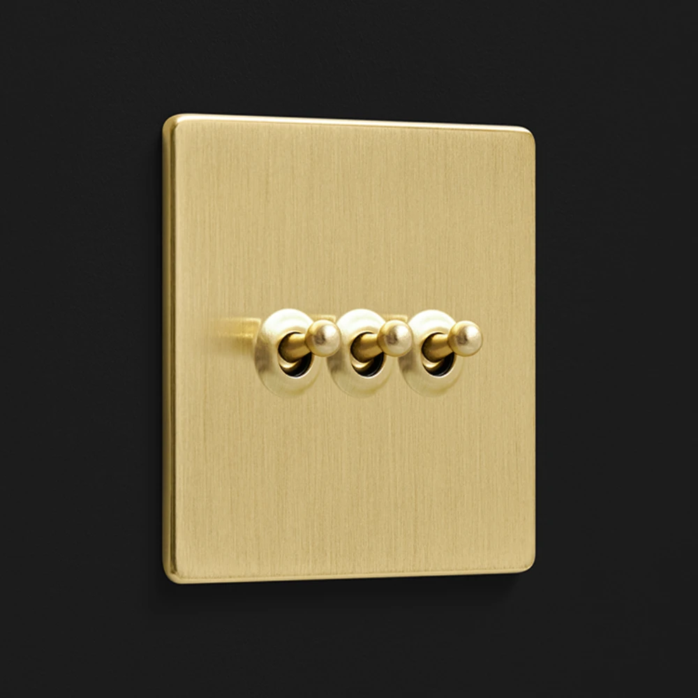 DR_030.003-Mia Urbo Home-wlacznik-wylacznik-lacznik-dzwigniowy-zloty-szczotkowany-brushed-brass-zloty- šviesos-jungikliai-lizdai-halványabb.webp