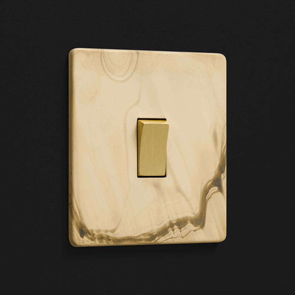 DR_150.001-Mia Urbo Home-wlacznik-wylacznik-lacznik-sciemniacz- klawiszowy-patynowany-zloty-brass-gold-smoked-patinated-zloty-šviesos-jungikliai-lizdai-halványabb.webp