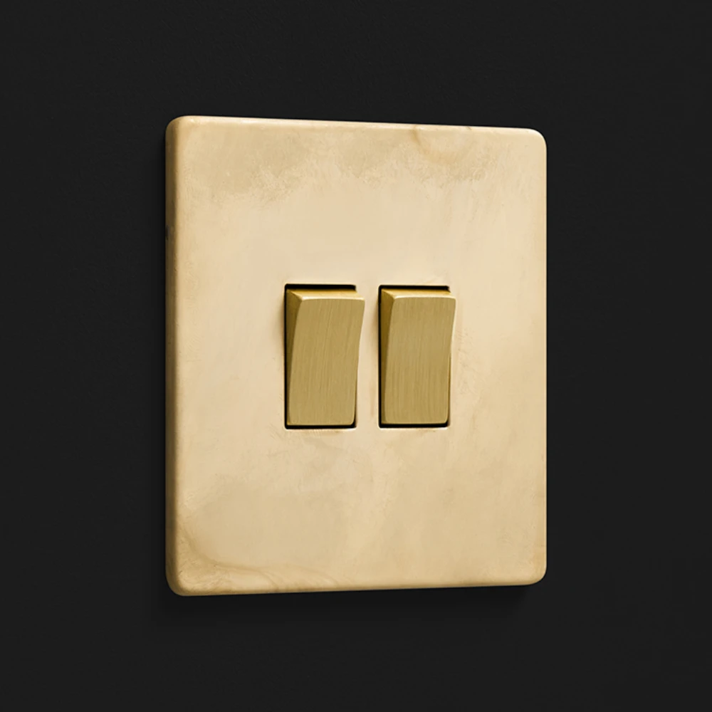DR_150.002-Mia Urbo Home-wlacznik-wylacznik-lacznik-sciemniacz- klawiszowy-patynowany-zloty-brass-gold-smoked-patinated-zloty-šviesos-jungikliai-lizdai-halványabb.webp