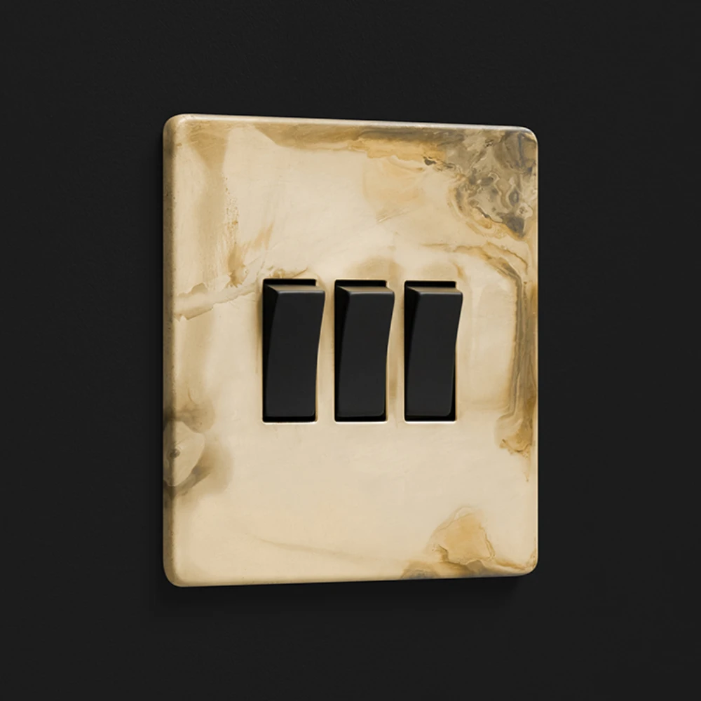 DR_150.003-Mia Urbo Home-wlacznik-wylacznik-lacznik- klawiszowy-patynowany-zloty-brass-gold-smoked-patinated -czarny- vypínače- zásuvky- hämardam.webp