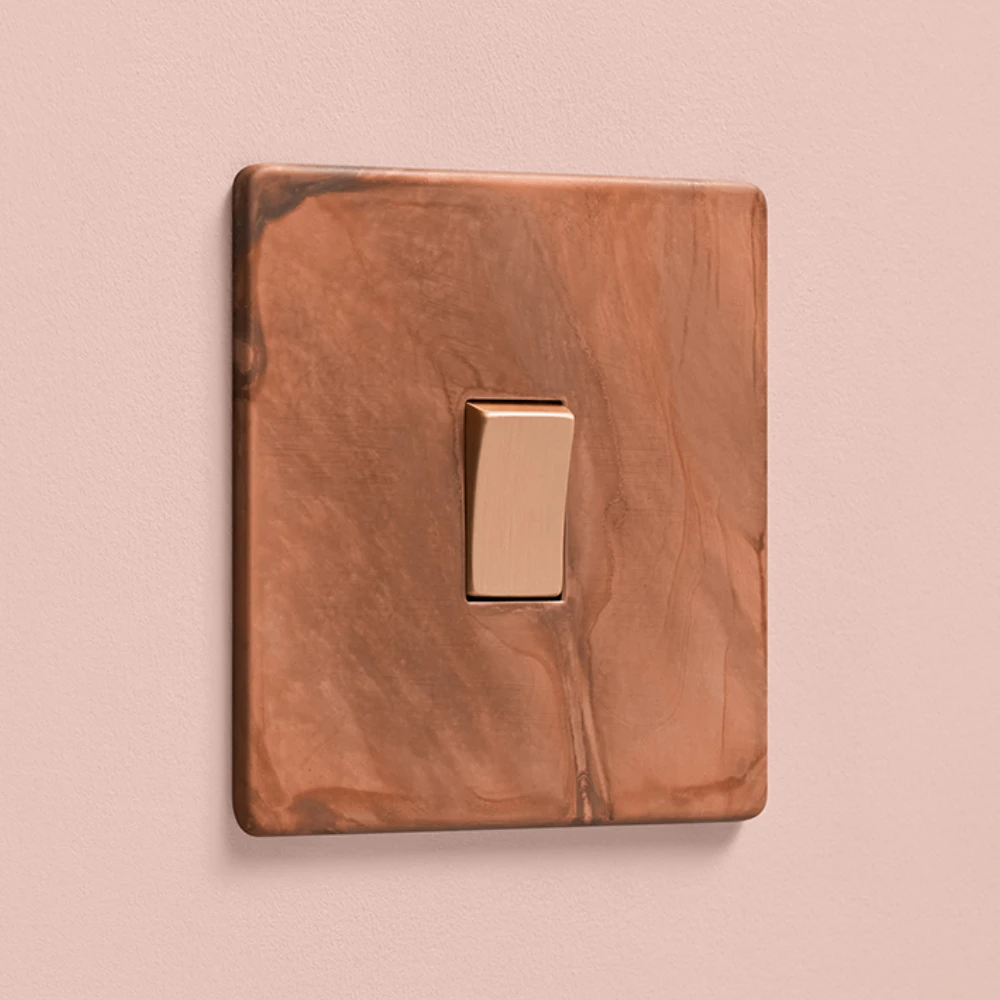 DR_160.001-Mia Urbo Home-wlacznik-wylacznik-lacznik-klawiszowy-patynowana-miedz-copper-patinated-tarnished miedz-szczotkowana-vypínače-zásuvky-stmievač (1).webp