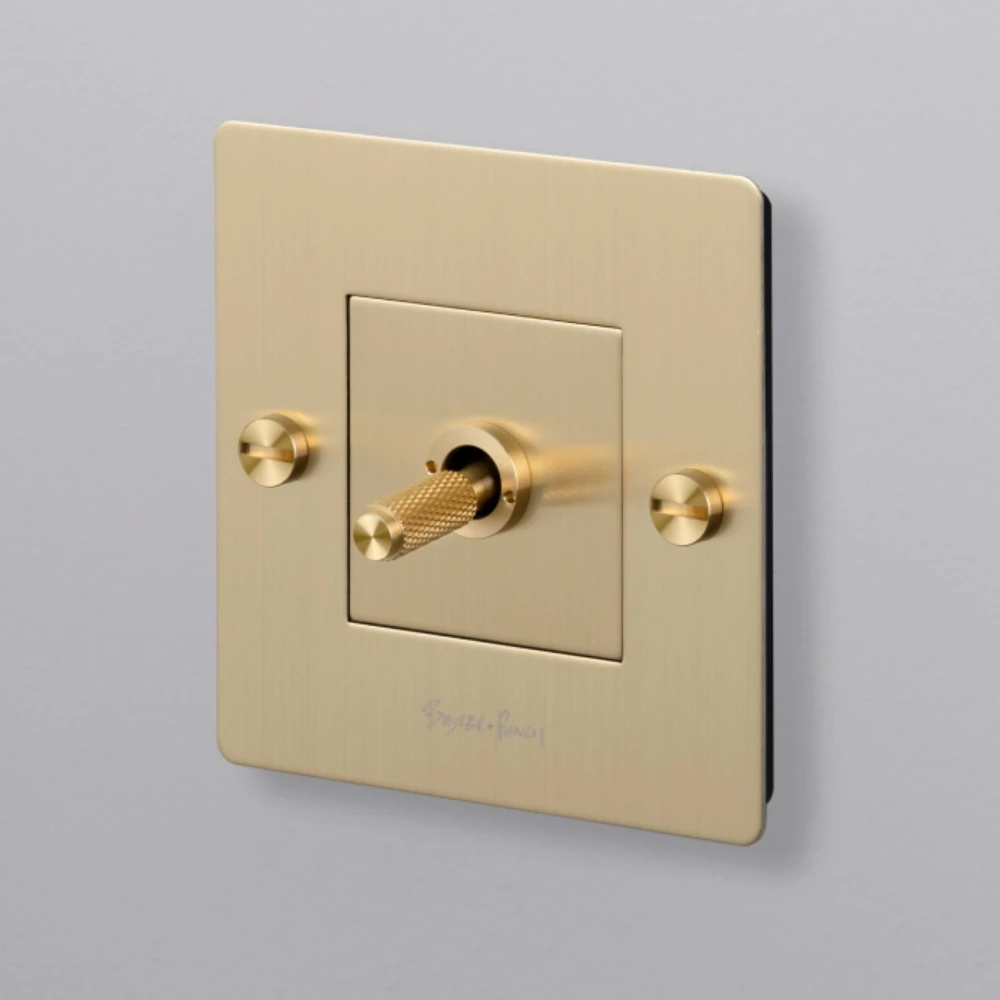 Mia-Urbo-Buster-Punch-zloty-mosiadz-szczotkowany-RETRO-LOFT-industrialny-schodowy-krzyzowy-wlacznik-wylacznik-lacznik-dzigienkowy-dzwigniowy-uniwersalny-zwierny-pojedynczy 2.webp