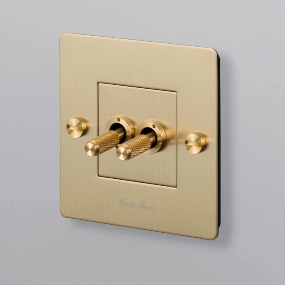 Mia-Urbo- Buster-Punch-zloty-szczotkowany-dzwigniowy-podwojny-wlacznik-wylacznik-lacznik-switch- vypínače-zásuvky- hämardam- slēdži-rozetes-ryškesnis.webp