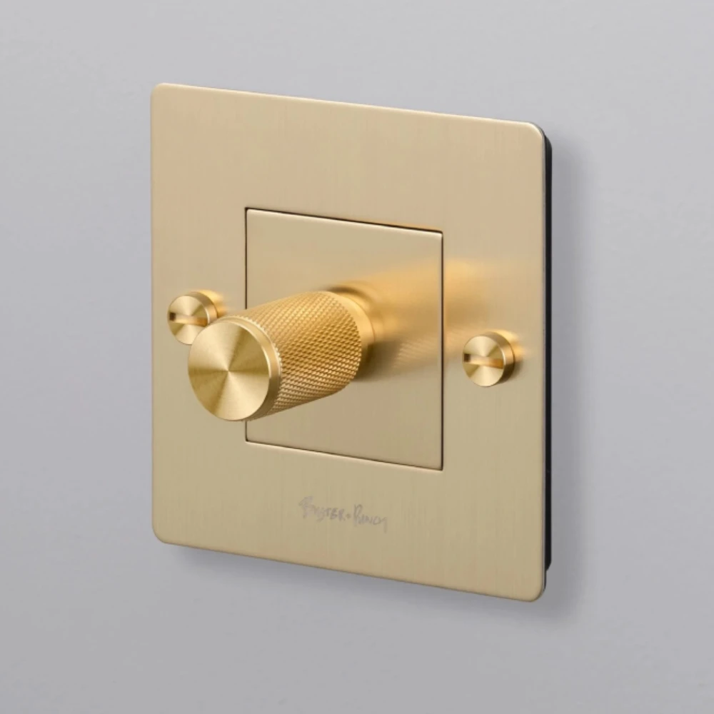 Mia-Urbo- Buster-Punch-zloty-szczotkowany-dzwigniowy-sciemniacz-Gniazdo-wlacznik-wylacznik-lacznik-switch- vypínače-zásuvky- hämardam- slēdži-rozetes-ryškesnis.webp