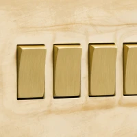 DR_150.004-Mia Urbo Home-wlacznik-wylacznik-lacznik-sciemniacz- klawiszowy-patynowany-zloty-brass-gold-smoked-patinated-zloty-šviesos-jungikliai-lizdai-halványabb (1).webp