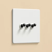 DR_010.003_B Mia Urbo Home wlacznik swiatla dzwigniowy potrojny bialy matowy - czarny.webp