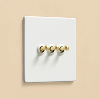 DR_010.003_G Mia Urbo Home wlacznik swiatla dzwigniowy potrojny bialy matowy - zloty.webp