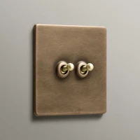 DR-Mia-Urbo-Premium-wlacznik-dzwigniowy-dzwigienkowy-wlacznik-gniazdo-automatyka-domowa-porcelanowy-dzwonkowy-retro-loft-mosiadz-antykowany.webp