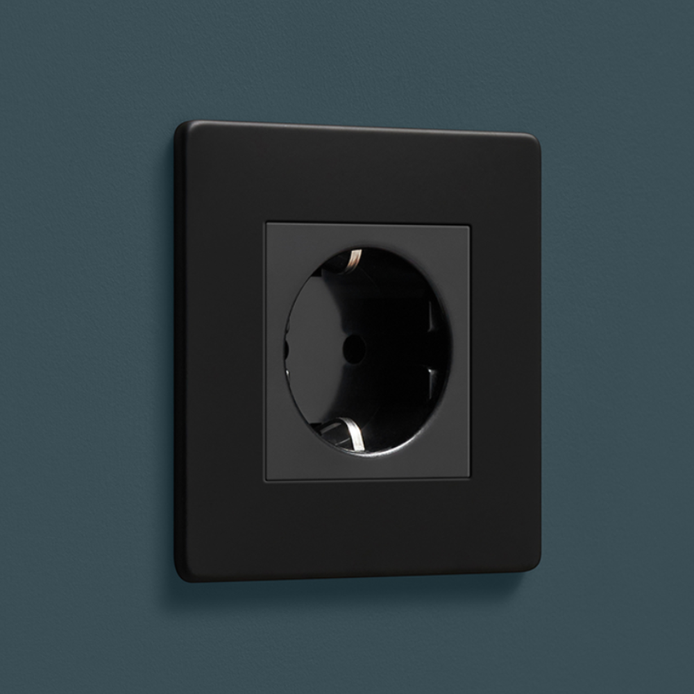DR_S20.001_B Mia Urbo Design gniazdo kontakt socket pojedyncze czarny mat- czarny 2 black mat.webp