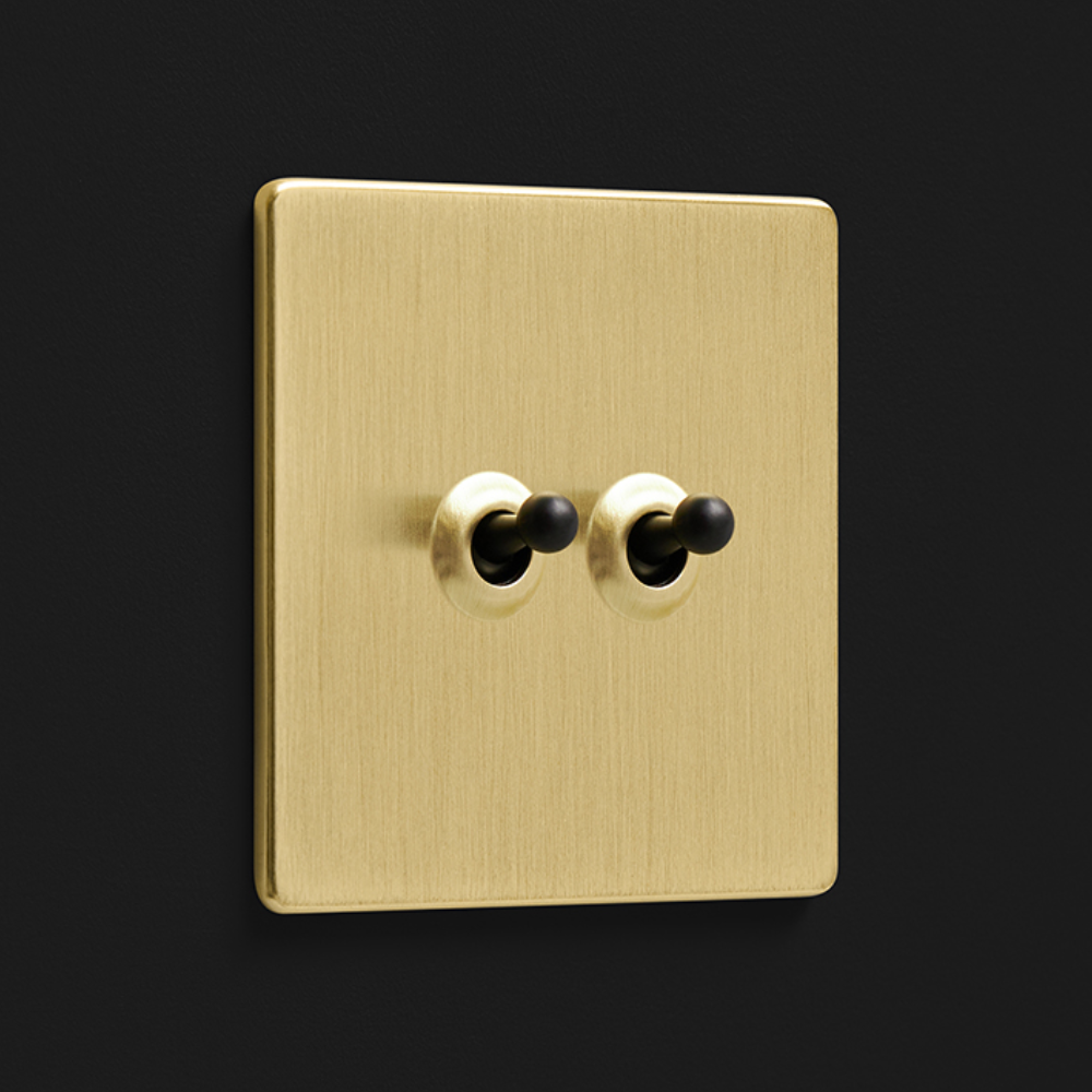DR_030.002-Mia Urbo Home-wlacznik-wylacznik-lacznik-dzwigniowy-zloty-szczotkowany-brushed-brass-czarny- vypínače- zásuvky- hämardam.webp