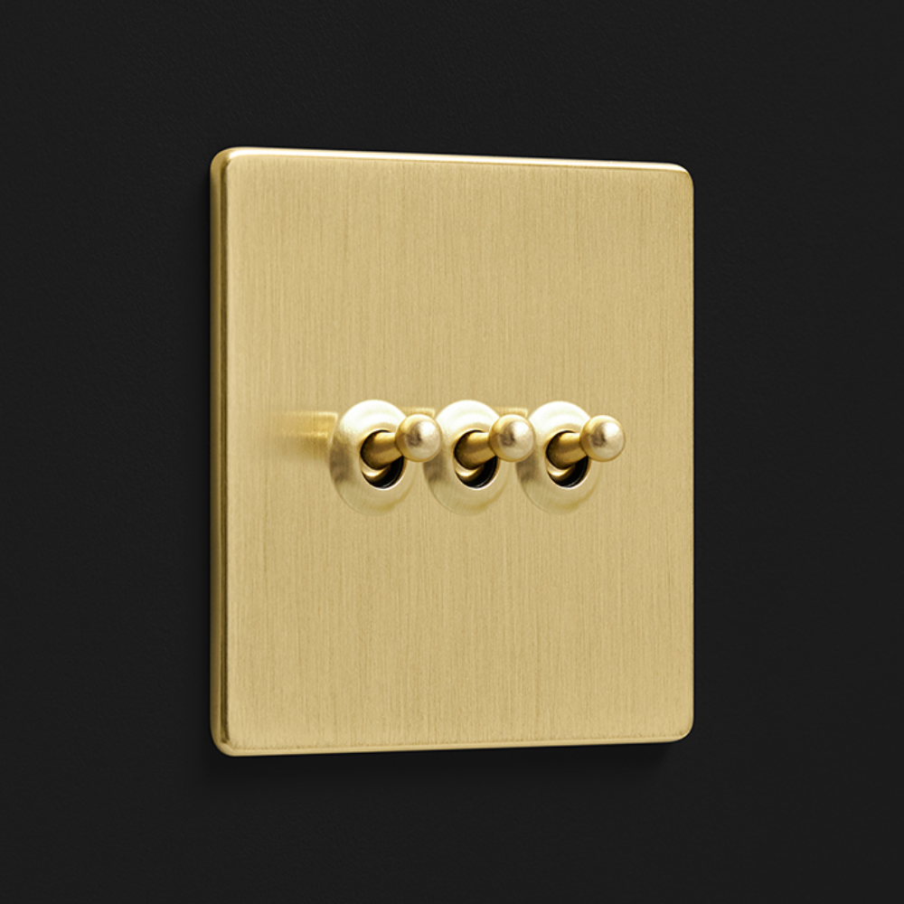 DR_030.003-Mia Urbo Home-wlacznik-wylacznik-lacznik-dzwigniowy-zloty-szczotkowany-brushed-brass-zloty- šviesos-jungikliai-lizdai-halványabb.webp