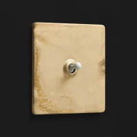 DR_250.001-Mia Urbo Home-wlacznik-wylacznik-lacznik-dzwigniowy-dzwigienkowy-zloty-patynowany-bialy-lichtschalter- Steckdosen-lysdæmper.webp