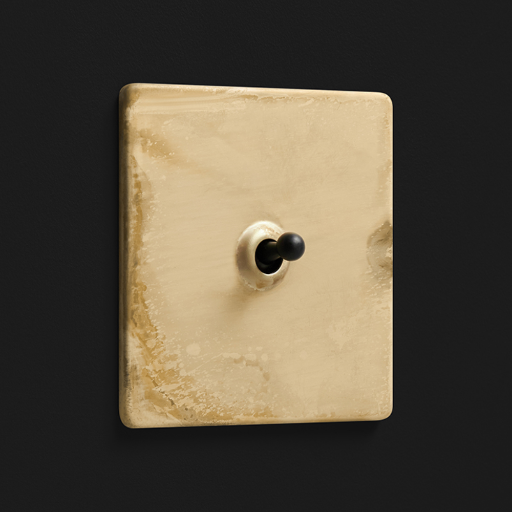 DR_250.001-Mia Urbo Home-wlacznik-wylacznik-lacznik-dzwigniowy-dzwigienkowy -zloty- patynowany -brushed-brass-czarny- vypínače- zásuvky- hämardam.webp