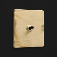 DR_250.001-Mia Urbo Home-wlacznik-wylacznik-lacznik-dzwigniowy-dzwigienkowy -zloty- patynowany -brushed-brass-czarny- vypínače- zásuvky- hämardam.webp