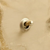 DR_250.001-Mia Urbo Home-wlacznik-wylacznik-lacznik-dzwigniowy-dzwigienkowy -zloty- patynowany -brushed-brass-zloty- šviesos-jungikliai-lizdai-halványabb (1).webp