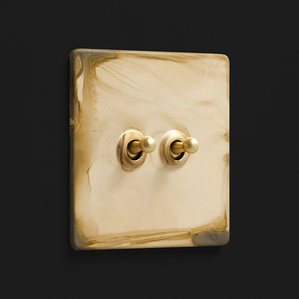 DR_050.002-Mia Urbo Home-wlacznik-wylacznik-lacznik-dzwigniowy-dzwigienkowy -zloty- patynowany-zloty-gold-brass-patinated-šviesos-jungikliai-lizdai-halványabb.webp