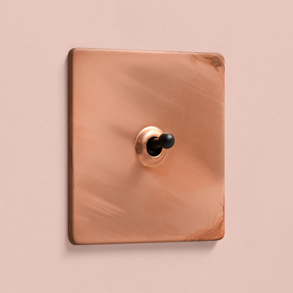 DR_060.001-Mia Urbo Home-wlacznik-wylacznik-lacznik- dzwigniowy-dzwigienkowy-toggle-dolly - miedz-patynowana-copper-czarny- vypínače- zásuvky- hämardam.webp