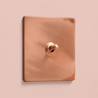 DR_060.001-Mia Urbo Home-wlacznik-wylacznik-lacznik-dzwigniowy-dzwigienkowy-miedz-patynowana-copper -miedz- vypínače-zásuvky-stmievač.webp