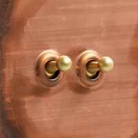 DR_060.002-Mia Urbo Home-wlacznik-wylacznik-lacznik-sciemniacz- dzwigniowy-dzwigienkowy-toggle-miedz-patynowana-copper-patinated-zloty-šviesos-jungikliai-lizdai-halványabb (1).webp