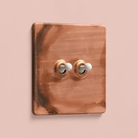 DR_060.002-Mia Urbo Home-wlacznik-wylacznik-lacznik-dzwigniowy-dzwigienkowy-toggle-dolly-miedz-patynowana-copper-bialy-вимикачі-розетки- реостат.webp