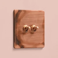 DR_060.002-Mia Urbo Home-wlacznik-wylacznik-lacznik-dzwigniowy-dzwigienkowy-miedz-patynowana-copper -miedz- vypínače-zásuvky-stmievač.webp
