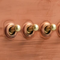 DR_060.004-Mia Urbo Home-wlacznik-wylacznik-lacznik-sciemniacz- dzwigniowy-dzwigienkowy-toggle-miedz-patynowana-copper-patinated-zloty-šviesos-jungikliai-lizdai-halványabb (1).webp