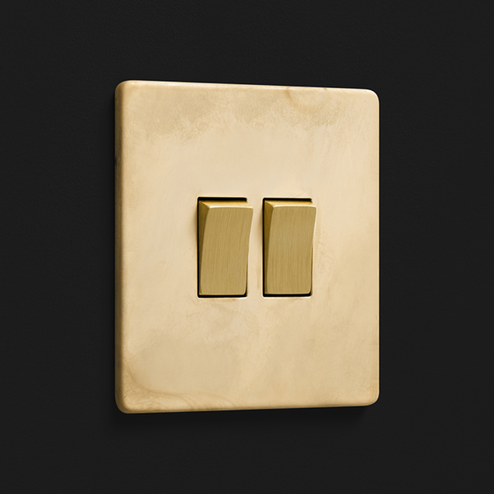 DR_150.002-Mia Urbo Home-wlacznik-wylacznik-lacznik-sciemniacz- klawiszowy-patynowany-zloty-brass-gold-smoked-patinated-zloty-šviesos-jungikliai-lizdai-halványabb.webp