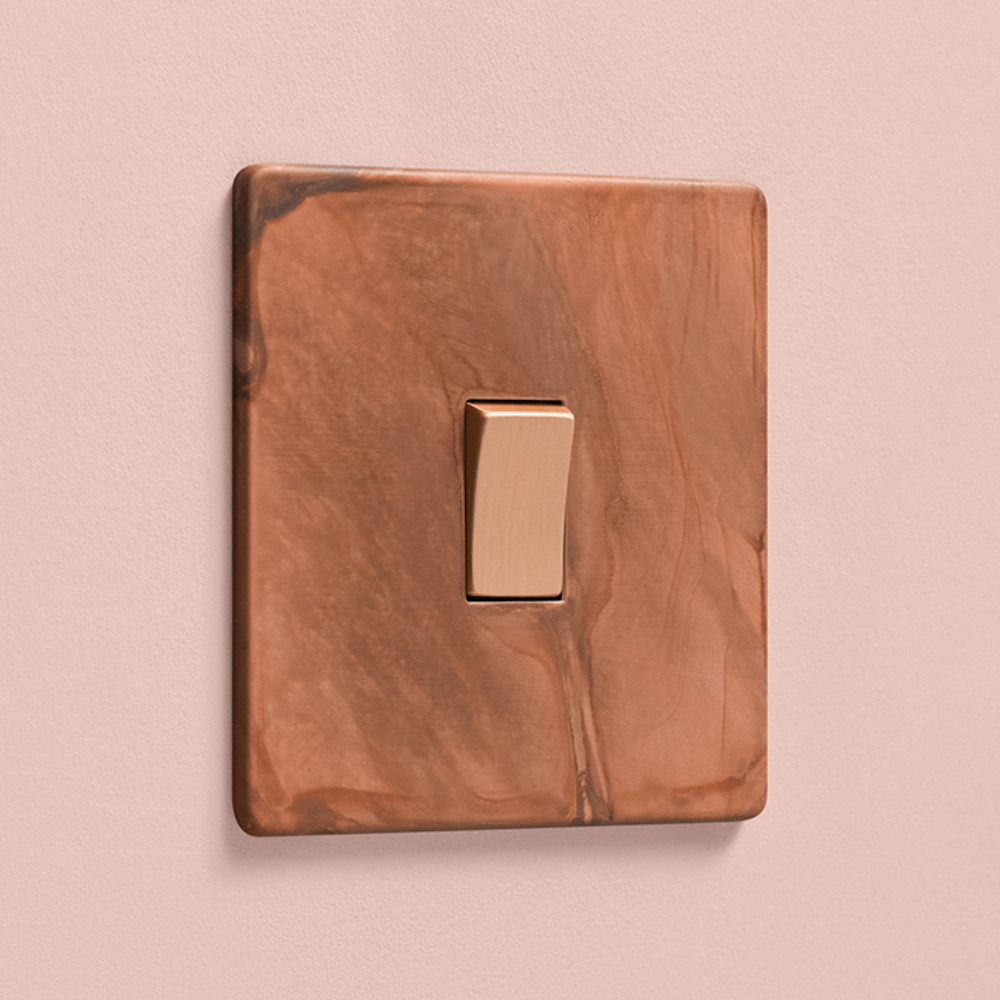 DR_160.001-Mia Urbo Home-wlacznik-wylacznik-lacznik-klawiszowy-patynowana-miedz-copper-patinated-tarnished miedz-szczotkowana-vypínače-zásuvky-stmievač (1).webp