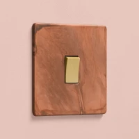DR_160.001-Mia Urbo Home-wlacznik-wylacznik-lacznik-sciemniacz- klawiszowy- patynowana-miedz-copper-patinated-tarnished -zloty-šviesos-jungikliai-lizdai-halványabb.webp