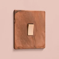 DR_160.001-Mia Urbo Home-wlacznik-wylacznik-lacznik-klawiszowy-patynowana-miedz-copper-patinated-tarnished miedz-szczotkowana-vypínače-zásuvky-stmievač.webp