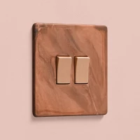 DR_160.002-Mia Urbo Home-wlacznik-wylacznik-lacznik-klawiszowy-patynowana-miedz-copper-patinated-miedz-szczotkowana-vypínače-zásuvky-stmievač.webp