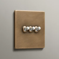 DR-Mia-Urbo-Premium-wlacznik-dzwigniowy-dzwigienkowy-wlacznik-Light-Switches-Sockets-Home-automation-smart-wlacznik-gniazdo-krzyzowy--retro-loft-mosiadz-antykowany 3.webp