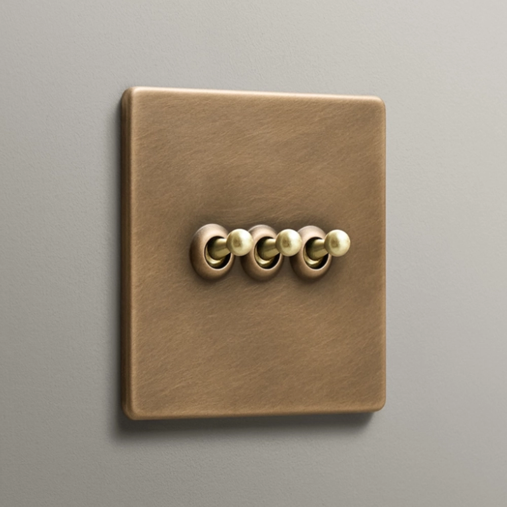 DR-Mia-Urbo-Premium-wlacznik-dzwigniowy-dzwigienkowy-wlacznik-Light-Switches-Sockets-Home-automation-smart-wlacznik-gniazdo-krzyzowy--retro-loft-mosiadz-antykowany 2.webp
