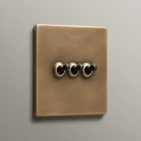 DR-Mia-Urbo-Premium-wlacznik-dzwigniowy-dzwigienkowy-wlacznik-Light-Switches-Sockets-Home-automation-smart-wlacznik-gniazdo-krzyzowy--retro-loft-mosiadz-antykowany.webp