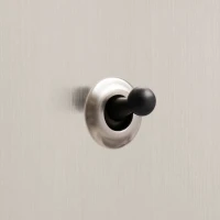 DR_040.001_B Mia Urbo Home wlacznik swiatla dzwigniowy pojedynczy szczotkowany stalowy - czarny detal.webp