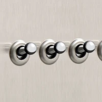DR_040.004_CH Mia Urbo Design wlacznik swiatla dzwigniowy poczworny szczotkowany stalowy - chrom detal.webp